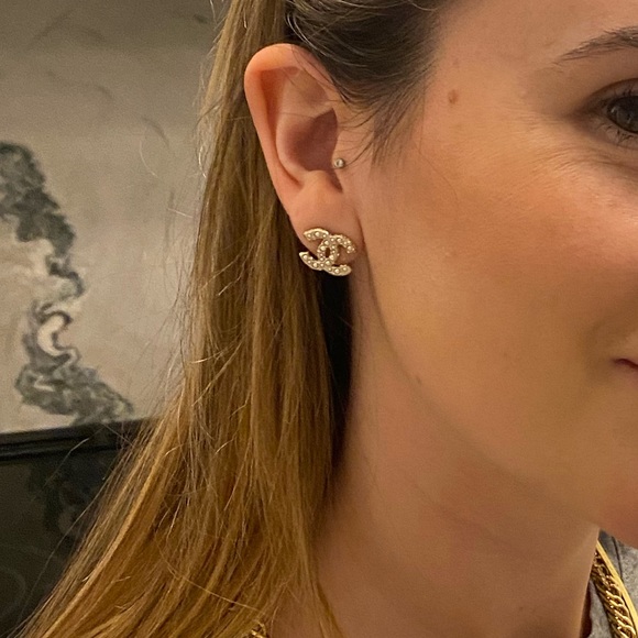 Chanel Pearl CC Studs - Picture 7 of 8